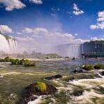 Os turistas podem chegar bem próximos às Cataratas, fazendo um passeio de barco pelo rio Iguaçu. Além disso, há também a opção de sobrevoar as lindas cachoeiras, com um helicóptero. Diversão e opções não faltam. (Foto: divulgação)