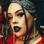 A drag queen se apresentou no dia 30 de dezembro na Marina da Glória, no Rio de Janeiro, ao lado de outros artistas. A Cidade Maravilhosa é uma das capitais que mais sofre com a nova onda de casos da doença. Na terça-feira, 4 de janeiro, o prefeito cancelou o Carnaval de Rua deste ano. (Foto: Divulgação)