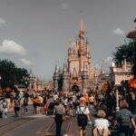 As calçadas do Magic Kingdom são de várias cores por um motivo especifico. Eles descobriram que a luz refletida no concreto colorido cria fotos com cores mais vivas. (Foto: Unsplash)