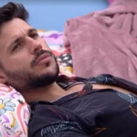 Após discurso de Tadeu Schmidt, Rodrigo começou a movimentar o jogo no BBB 22. (Foto: Globo)