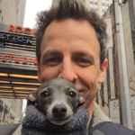 Seth Meyers utilizou o seu Twitter para contar que testou positivo para Covid, mas que graças a vacina segue bem. (Foto: Instagram)