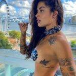 Aline Riscado fui curtir uns dias em Balneário Camboriú, em Santa Catarina, e aproveitou para fazer novas tatuagens. Para mostrar as novas artes de seu corpo, ela publicou um clique de topless. (Foto: Instagram)