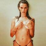 Alessandra Ambrósio, usou suas redes sociais para postar cliques provocantes de topless. A modelo brasileira aparece molhada, usando apenas a parte debaixo do biquini. Na legenda ela escreveu: "Todos os meus problemas vão embora com a água". (Foto: Instagram)