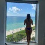 Diretamente de Miami Beach, Christine Fernandes ousou e surgiu na janela de um apartamento usando apenas a parte de baixo de um biquíni azul. (Foto: Instagram)