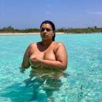 Preta Gil postou uma foto em que aparece de topless, durante viagem ao México. A cantora usou a legenda para deixar um recado aos possíveis haters: “Saia daí desde seu mundinho infeliz de julgamento e receba minha luz abra seu coração e vá ser feliz como eu”. (Foto: Instagram)