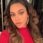 Beyonce apoia causas de vítimas dos desastres naturais. A cantora criou sua própria ONG, a Survivor Foundation, que cria abrigos para as pessoas que perderam tudo devido a acidentes ambientais. (Foto: Instagram)