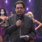 faustão foi aplaudido de pé pela plateia (Foto: Band)