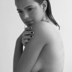 Bruna Marquezine posou de topless bem natural, deixando evidencia apenas sua tatuagem de cruz na costela. (Foto: Instagram)