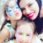 Adriana Lima já é mãe de Valentina, de 12 anos, e Sienna, de 9. (Foto: Instagram)