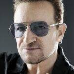 Bono Vox é engajado em projetos que lutam contra a Aids, a fome e a pobreza. O cantor colabora com a ONG RED, que luta contra a HIV/Aids. Além disso, ajudou a fundar a ONE CAMPAING, uma instituição sem fins lucrativos que combate o fim da pobreza extrema. Bono recebeu no ano de 2008, um prêmio Nobel da Paz. (Foto: Pinterest)