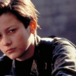 Edward Furlong chegou a ganhar grandes prêmios por suas atuações de sucessos, dentre elas como Connor em “O Exterminador do Futuro”. O ator deslanchou com uma brilhante carreira, ganhou uma grande fortuna, mas não soube como manter ambas conquistas. (Foto: divulgação)