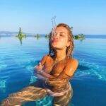 Desfrutando dias quentes na Grécia, Rita Ora fez um topless durante um passeio pela ilha Corfú e compartilhou os cliques ousados em seu Instagram. (Foto: Instagram)