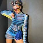 Nah Cardoso escolheu os tons de azul para o primeiro dia de evento. A influenciadora usou um vestido transparente que misturava a cor com estampas de tigre. (Foto: Instagram)