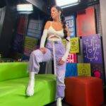 Foquinha apostou em um look bem estiloso. A influencer usou uma calça lilás, com um cropped e uma bota, ambos de cor branca. (Foto: Instagram)