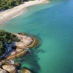 O destino paradisíaco fica um pouco afastado da cidade. Para chegar até lá é necessário pegar embarcações que saem da Praia da Armação, da Barra da Lagoa e da Praia do Campeche. (Foto: Pinterest)