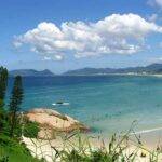 A Praia da Joaquina é uma praia oceânica, ao leste da ilha de Florianópolis. (Foto: Pinterest)