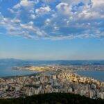 O Morro da Cruz em Florianópolis proporciona uma vista incrível de toda cidade. (Foto: Instagram)