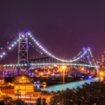 A ponte Hercílio Luz, inaugurada em maio de 1926, é uma das maiores pênseis do mundo e o cartão postal de Florianópolis. As duas torres medem 75 metros a partir do nível do mar, e o vão central delas tem altura de 43 metros. (Foto: Instagram)