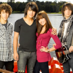 “Camp Rock” é um grande sucesso da Disney, protagonizado por Demi Lovato e os Jonas Brothers. (Foto: divulgação)