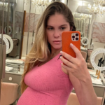 A modelo explicou que sua médica a orientou a usar apenas um embrião no processo de fertilização, mas ela optou por dois. (Foto: Instagram)