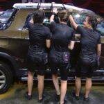 Para conquistar a próxima liderança, os participantes precisavam ficar em pé, em volta do carro e com um braço preso no rack do Fiat Toro. (Foto: TV Globo)