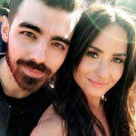 Demi Lovato e Joe Jonas tiveram um curto relacionamento durante as gravações do filme Camp Rock, da Disney. Mesmo com o término, eles não deixaram de ter uma boa relação tanto dentro, quanto fora dos sets. Os artistas fizeram uma turnê juntos após o fim do romance. Demi revelou em entrevista que não havia problema algum, pelo contrário, se divertiam muito juntos e seguiam sendo bons amigos. (Foto: Instagram)