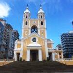 O local foi construído em 1908, em homenagem a Nossa Senhora do Desterro, e é um dos maiores símbolos e construções religiosas da ilha. (Foto: Instagram)