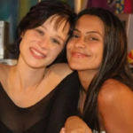 Cleo revelou que a primeira cena de sua carreira foi com Mariana Ximenes na novela “América”. (Foto: Globo)