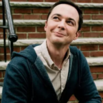 Com importantes discussões sobre fluidez de gênero, a trama conta com Jim Parsons no papel de Greg Wheeler, pai de Jake. (Foto: Divulgação)