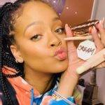 Além de sucesso na música, a cantora Rihanna vem faturando muito com sua marca “Fenty Beauty”. (Foto: Instagram)