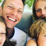 Gwyneth Paltrow e Chris Martin terminaram o casamento de 10 anos, mas seguiram sendo amigos. Apesar do fim da relação, os artista sempre são vistos juntos, curtindo os filhos, com uma família. (Foto: Instagram)