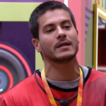 Assim, Arthur Aguiar foi nomeado o nono líder do Big Brother Brasil 22. (Foto: TV Globo)