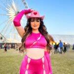 No primeiro dia de Coachella, apareceu toda trabalhada no pink. (Foto: Instagram)
