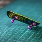 “Tech Deck” é uma miniatura do skate, na qual dá para realizar algumas manobras com as mãos. Os itens são colecionáveis. (Foto: Pinterest)