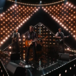 Brandi Carlile subiu ao palco e fez uma apresentação de sua música “Right on Time”. (Foto: divulgação/ Recording Academy)