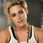 Kristen Stewart estrelou o longa “As Panteras”, dando vida a Sabina. Na produção, Elena, uma cientista brilhante, inventa Calisto, fonte de energia sustentável revolucionária. Quando sua criação acaba nas mãos erradas, ela pede a ajuda das Panteras, dentre elas Sabina, para evitar que o projeto seja usado como arma de destruição em massa. (Foto: divulgação)