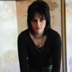 Em “The Runaways – Garotas do Rock”, Kristen vive na pele de Joan Jett, uma adolescente rebelde do sul da Califórnia. Ao lado de sua amiga, lídera as Runaways, a lendária banda que abriu o caminho para futuras gerações de mulheres roqueiras. Sob a influência do empresário Kim Fowley, a banda faz um grande sucesso. Porém, a relação tempestuosa entre as adolescentes ameaça o futuro do grupo. (Foto: divulgação)