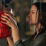 A icônica cena acontece na chuva, de um jeito bem romântico e atípico: Peter Parker está de cabeça para baixo, pendurado na teia, e Mary Jane o beija (em posição normal). (Foto: Divulgação)