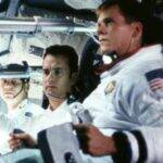 Em 1970, a NASA envia à Lua um novo grupo de astronautas na missão Apollo 13. Porém, já no espaço, um tanque de oxigênio explode. Com o acidente, os astronautas Jim Lovell, Jack Swigert e Fred Haise não conseguem seguir sua rota, correndo o risco de ficar sem oxigênio e energia suficientes para voltarem à Terra. (Foto: Divulgação)