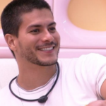 Arthur Aguiar surpreendeu os brothers ao retornar para o BBB 22 após a dinâmica do quarto secreto. (Foto: Globo)