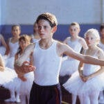 Billy Elliot: A vida de um menino, filho de mineiro, muda quando ele assiste a uma aula de balé. O garoto que tem um talento natural para a dança fica dividido entre sua inesperada paixão e os problemas de sua família, que é contra sua nova atividade. (Foto: Divulgação)