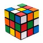 “Cubo Mágico” é um quebra cabeça tridimensional de seis faces com cores diferentes divididas em nove partes de tamanhos iguais. O objetivo é girar até que as faces possuam todas as partes de mesma cor. (Foto: Pinterest)