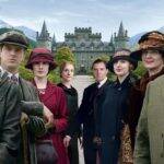 “Downton Abbey” acompanha a história da família Crawley, que luta para manter a propriedade rural da família, intitulada com o mesmo nome da série. (Foto: divulgação)