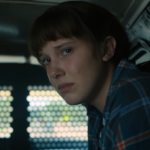 Tristeza realmente parece não ter fim em 'Stranger Things'. Depois de o trailer mostrar a alegria dos pombinhos Mike e Eleven na visita que ele faz a ela na Califórnia, tudo parece dar errado cenas depois, quando a garota aparece sendo levada por um furgão da polícia. Qual será a "transgressão" da vez? (Foto: Divulgação)