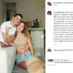 A novidade foi divulgada no perfil da influenciadora com cliques do casal abraçados e mostrando o teste de gravidez. (Foto: Instagram)