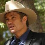 O marechal norte americano Raylan Givens é um homem da lei no estilo do Século XIX, que faz justiça enquanto coleciona inimigos. Com isso, ele acaba sendo transferido para a cidade onde nasceu, e descobre muito mais sobre quem ele não quer ser do que quem ele é de verdade. (Foto: Divulgação)