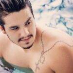 O sertanejo Luan Santana tem um terço tatuado em seu ombro. (Foto: Instagram)