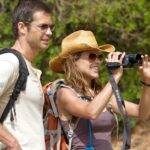 Um casal vai para uma excursão nas montanhas, mas muda de rota quando encontra um grupo que afirma que um outro casal foi assassinado na mesma área. Sem saber em quem confiar, eles se encontram numa batalha para sobreviver. (Foto: Divulgação)