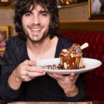 Fiuk tem um Grand Gateau de chocolate com recheio de Twix, ganache de chocolate, Twix picados, bolacha maisena picada e calda de caramelo. (Foto: Instagram)