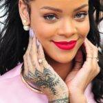 A tatuagem da cantora foi inspirada na de Rihanna. (Foto: Instagram)